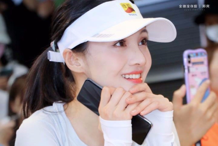 Trinh Sang mac do the thao van lo than hinh qua gay hinh anh