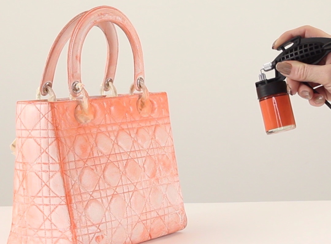 Phun son len tui Dior hon 4.000 USD hinh anh