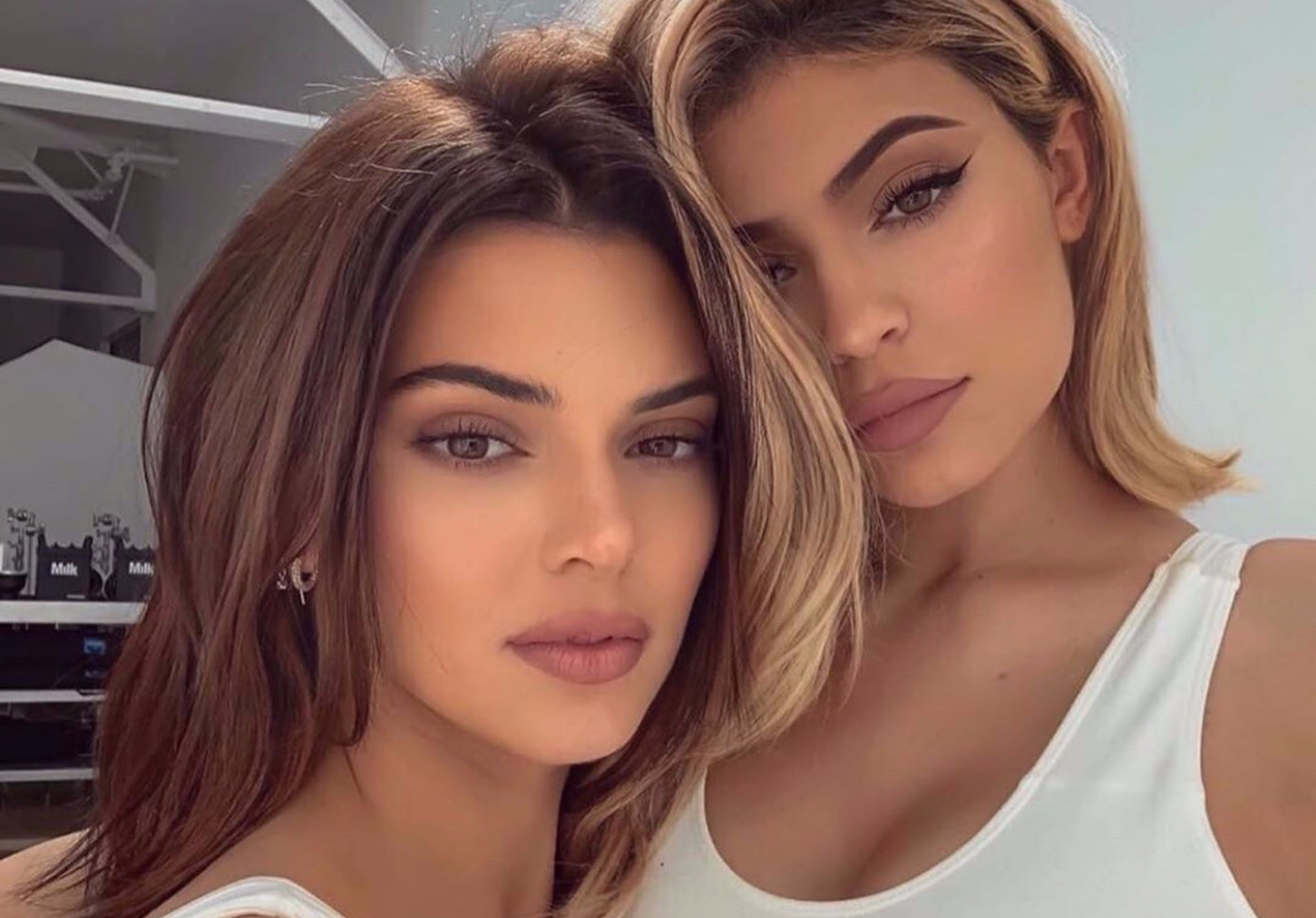 Chi em Kim Kardashian trong ra sao khi lo mat moc? hinh anh