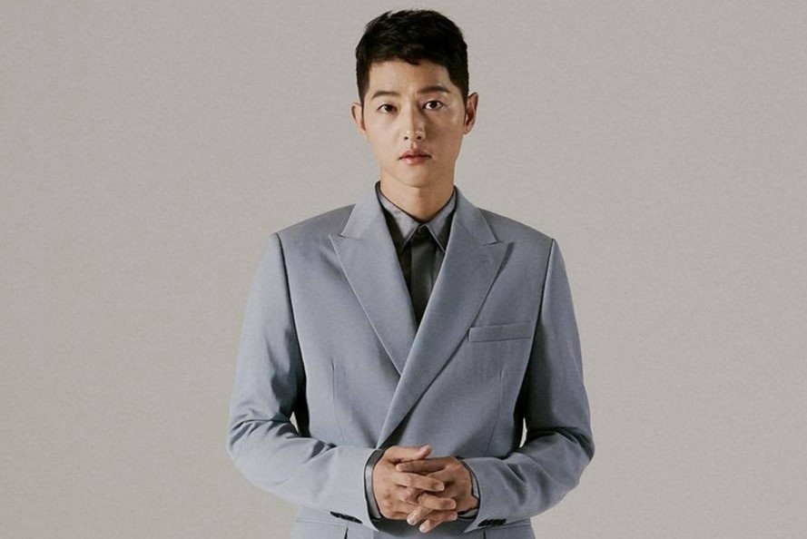 Song Joong Ki trong thap be khi dien suit dang rong hinh anh
