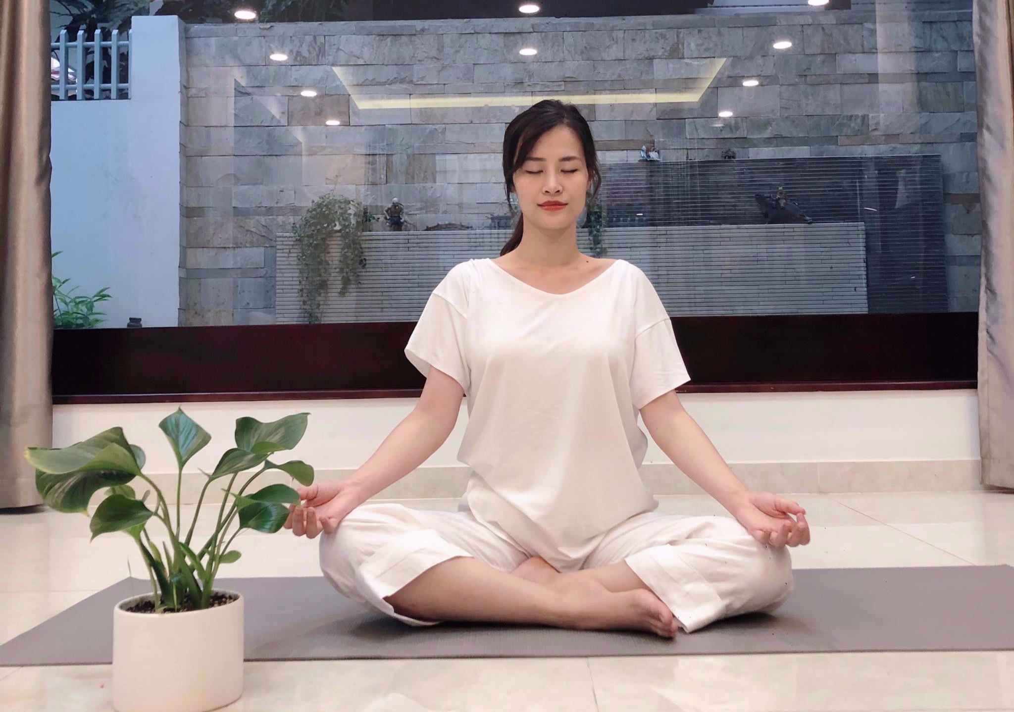 dong nhi mac nu tinh khi mang bau anh 8