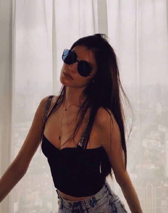 Hà Tuệ mặc áo hai dây ảnh 2 Ha Tue mac ao hai day anh 2