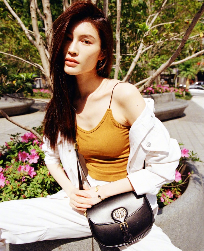 Ha Tue mac ao hai day anh 3