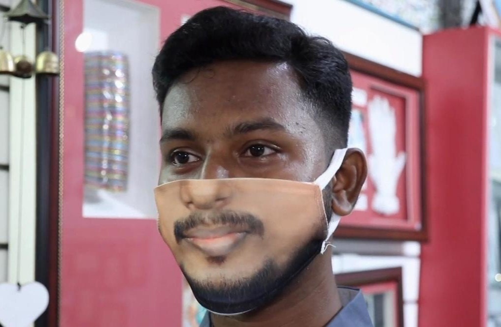 Khau trang in hinh mat nguoi noi tieng tai An Do hinh anh