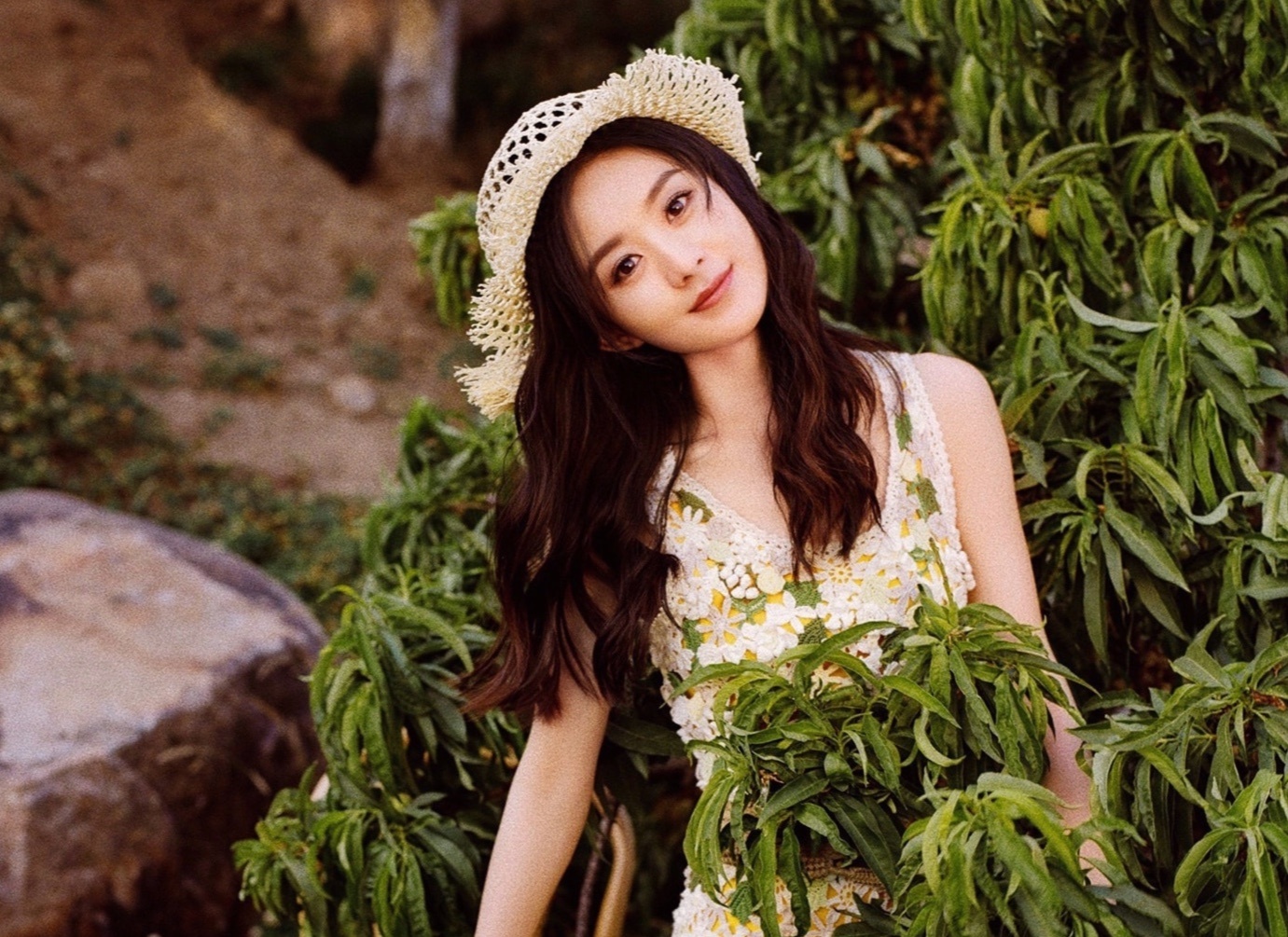 Trieu Le Dinh trong tre hon tuoi khi dien do Dior hoa la hinh anh