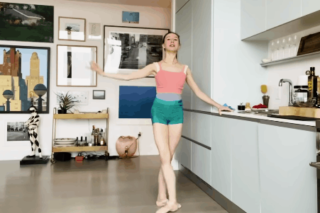 Buoi tap luyen giu dang tai nha cua vu cong ballet hinh anh