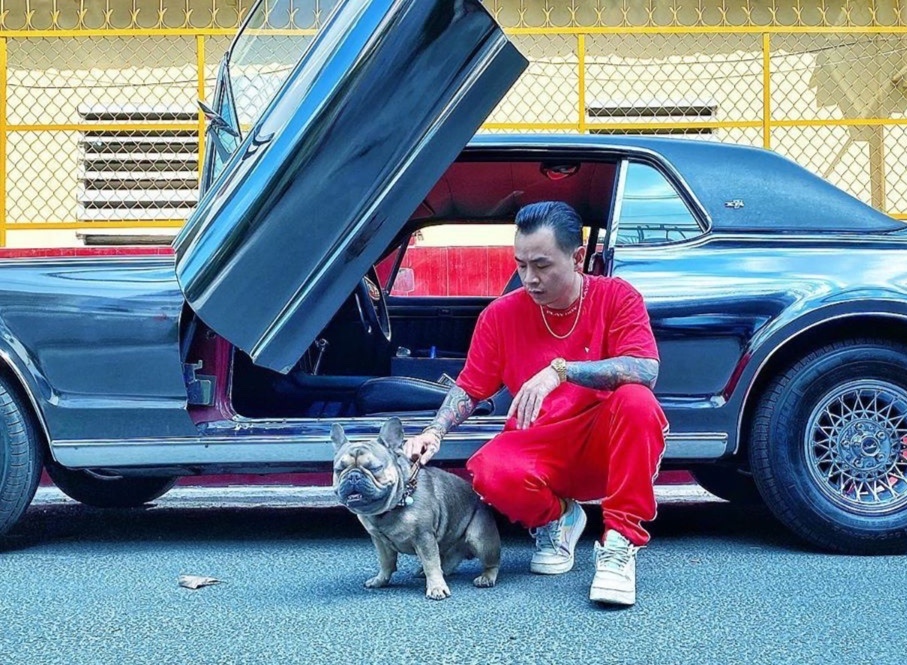 Rapper Binz ngoai doi thich mac do Gucci dat do, quan ao mau noi hinh anh