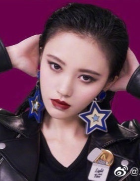 cúc tịnh y trang điểm đậm ảnh 1 cuc tinh y trang diem dam anh 1