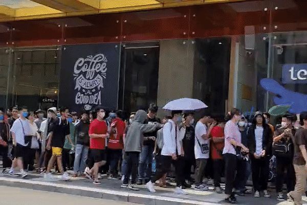 Canh gioi tre TP.HCM chen lan mua giay tu 4h sang hinh anh