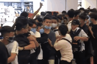 Gioi tre TP.HCM xep hang tu 4h sang, xo day mua giay 2,8 trieu dong hinh anh