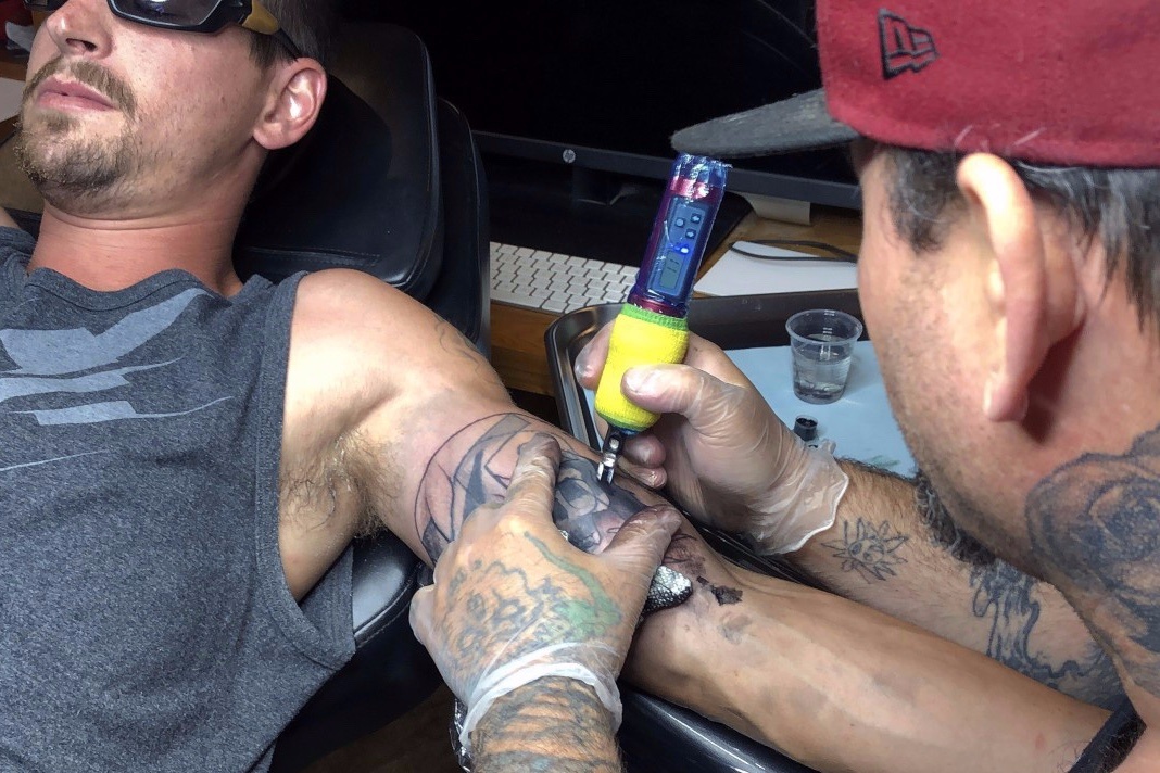 Nghe si xoa xam mien phi de giup moi nguoi sua sai hinh anh