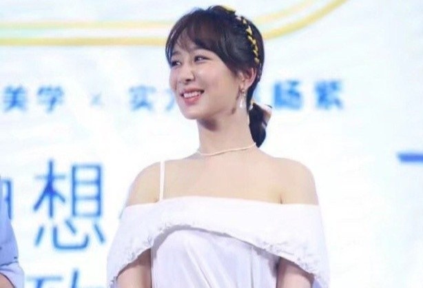 Duong Tu mac vay kem chat luong de lo eo va vai to hinh anh