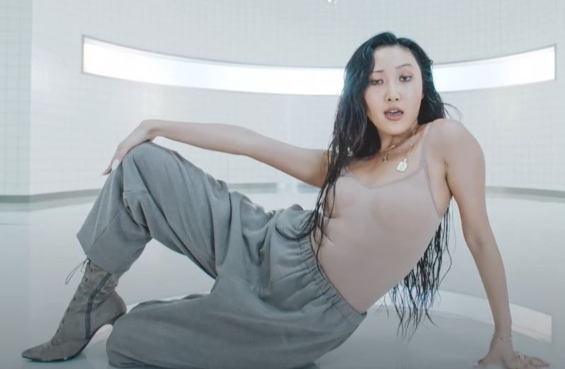 Mot mac quan ni giong Hwasa bi nem da tai Han Quoc hinh anh