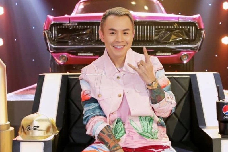 Stylist tiet lo ly do chon do mau hong cho Binz trong 'Rap Viet' hinh anh