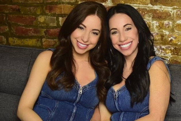 Hai me con bi nham la chi em vi luon mac do doi hinh anh