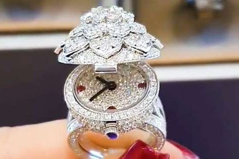 Nhan kim cuong tich hop dong ho co gia 17.500 USD hinh anh