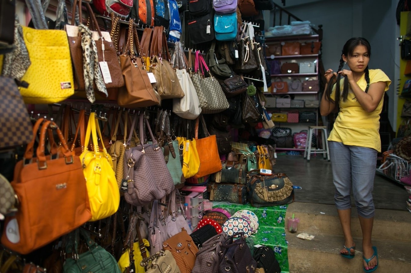 Ben trong 10.000 cua hang ban tui fake o Trung Quoc hinh anh