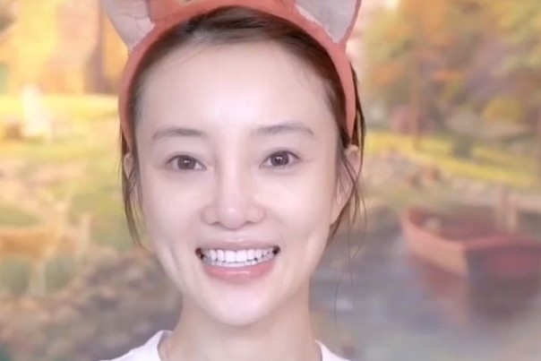 Ly Tieu Lo bi che gia khi khoe mat moc hinh anh
