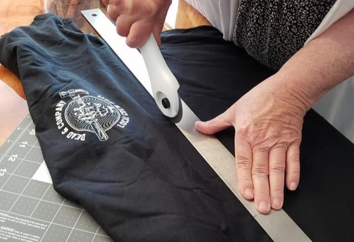 Chien dich cat ao phong de may khau trang hinh anh