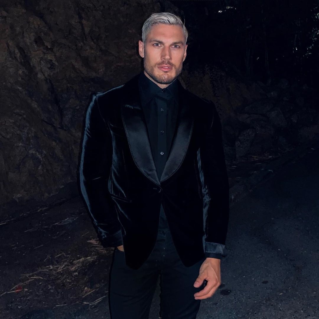 thợ làm tóc khoe cơ bụng 6 múi ảnh 9 tho lam toc khoe co bung 6 mui anh 9