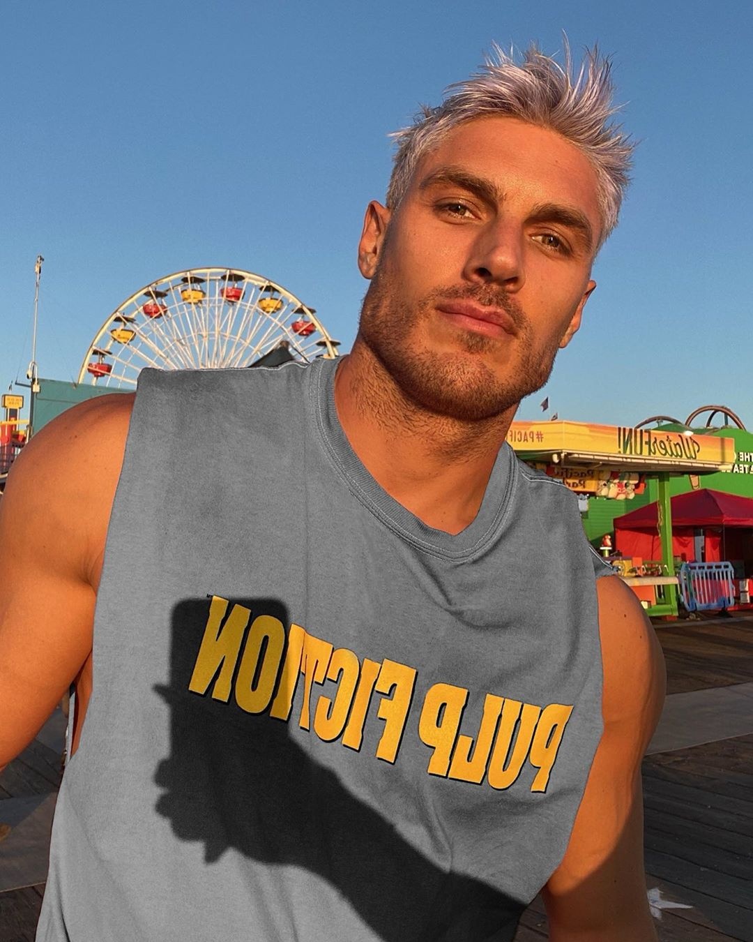 thợ làm tóc khoe cơ bụng 6 múi ảnh 1 tho lam toc khoe co bung 6 mui anh 1