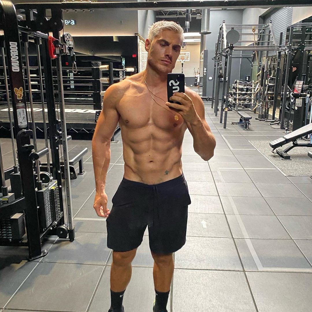 thợ làm tóc khoe cơ bụng 6 múi ảnh 13 tho lam toc khoe co bung 6 mui anh 13