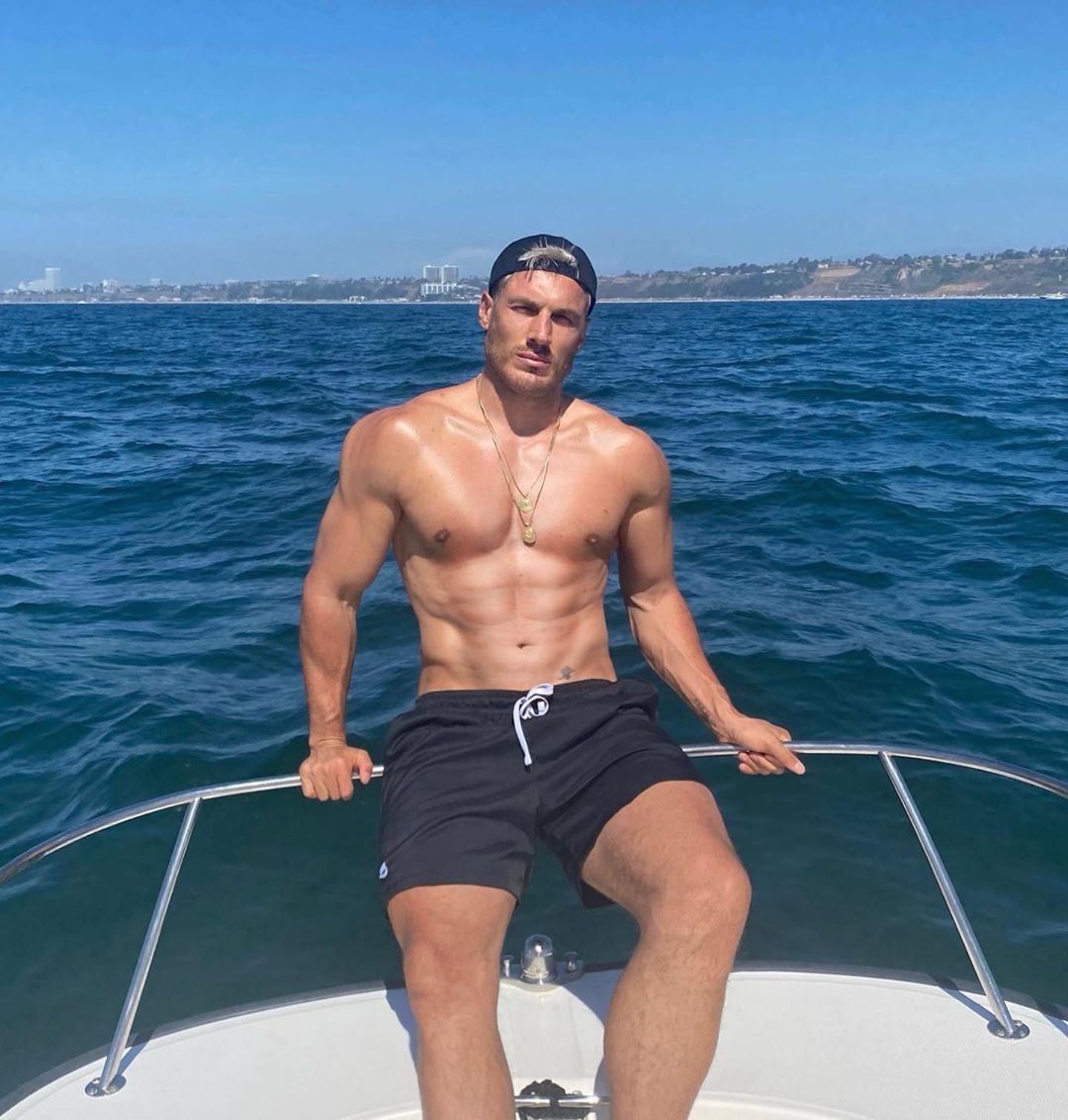 thợ làm tóc khoe cơ bụng 6 múi ảnh 12 tho lam toc khoe co bung 6 mui anh 12