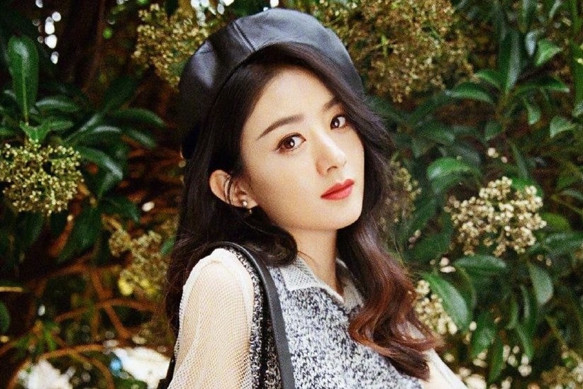 Trieu Le Dinh khoe dang trong vay ao Dior hinh anh