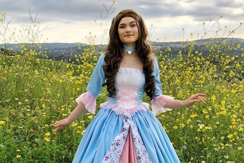 Co gai tu nhuom vai may vay cong chua hinh anh