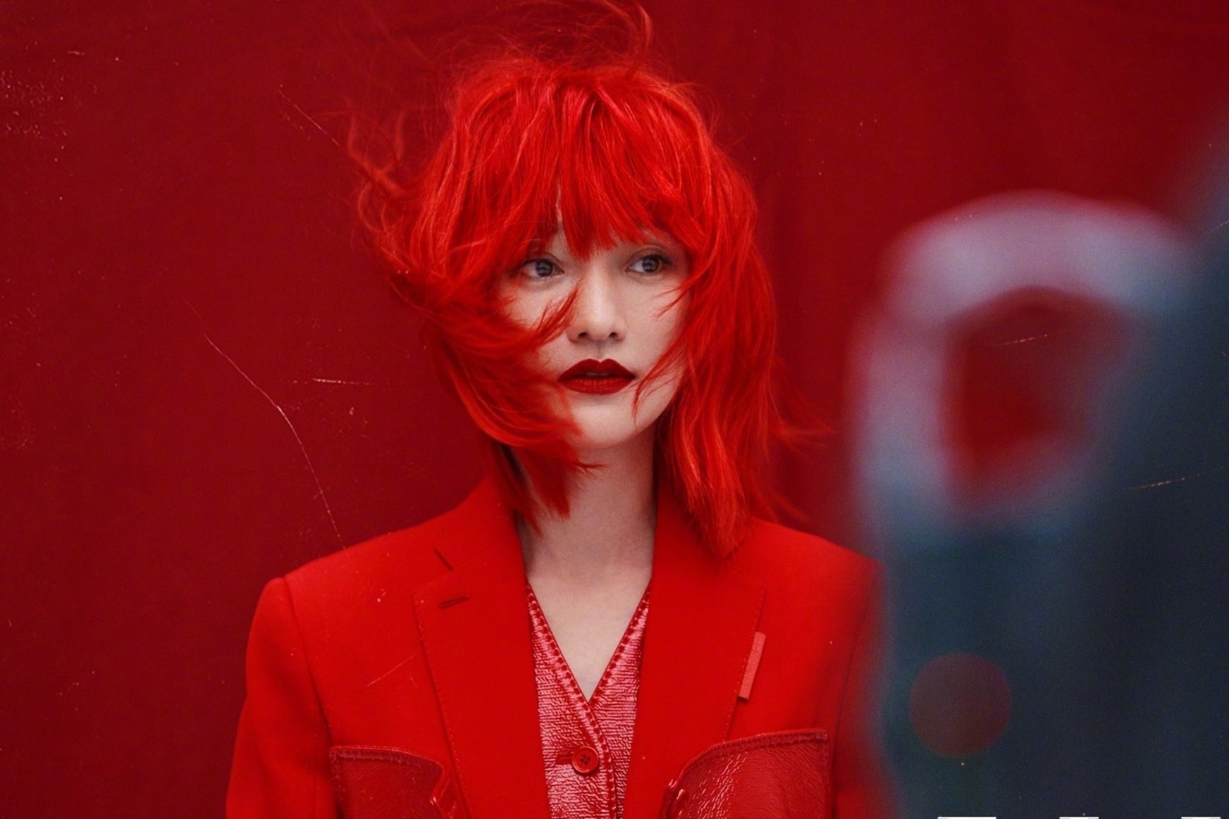 Chau Tan nhuom toc do, dien do Chanel len tap chi hinh anh