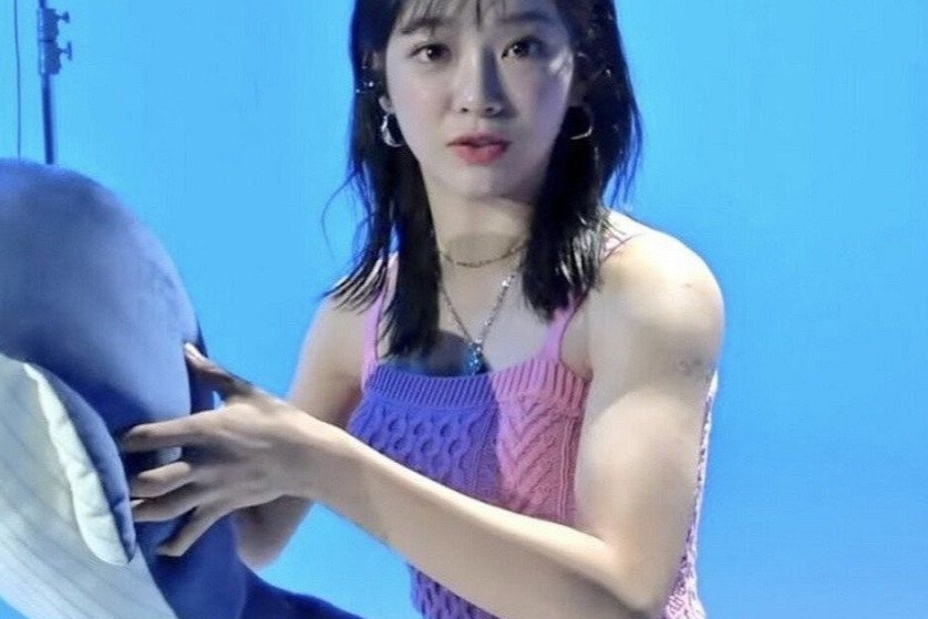 Nu ca si Han lo than hinh co bap hinh anh