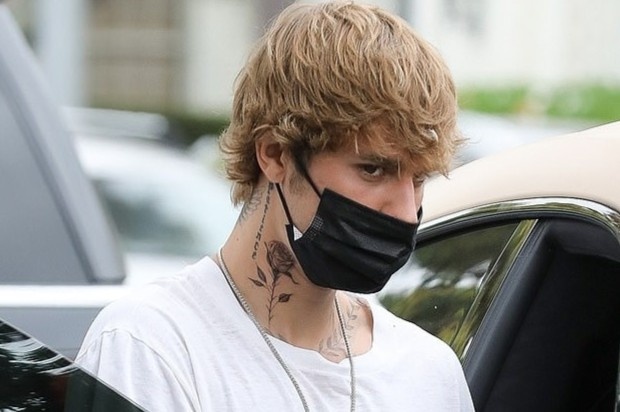 Justin Bieber lo hinh xam moi khi xuong pho hinh anh