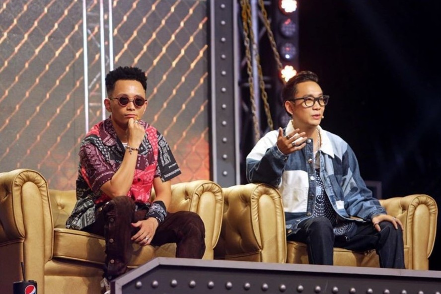 Gia tri trang phuc cua huan luyen vien, giam khao Rap Viet hinh anh