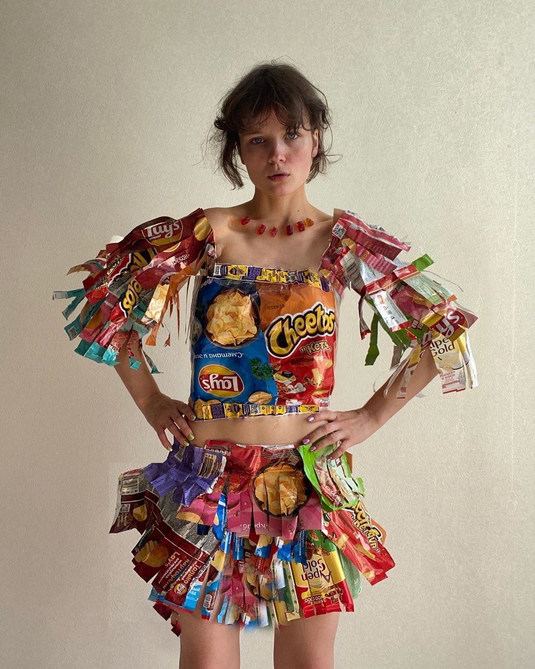 cô gái 19 tuổi may đồ từ giấy báo ảnh 2 co gai 19 tuoi may do tu giay bao anh 2