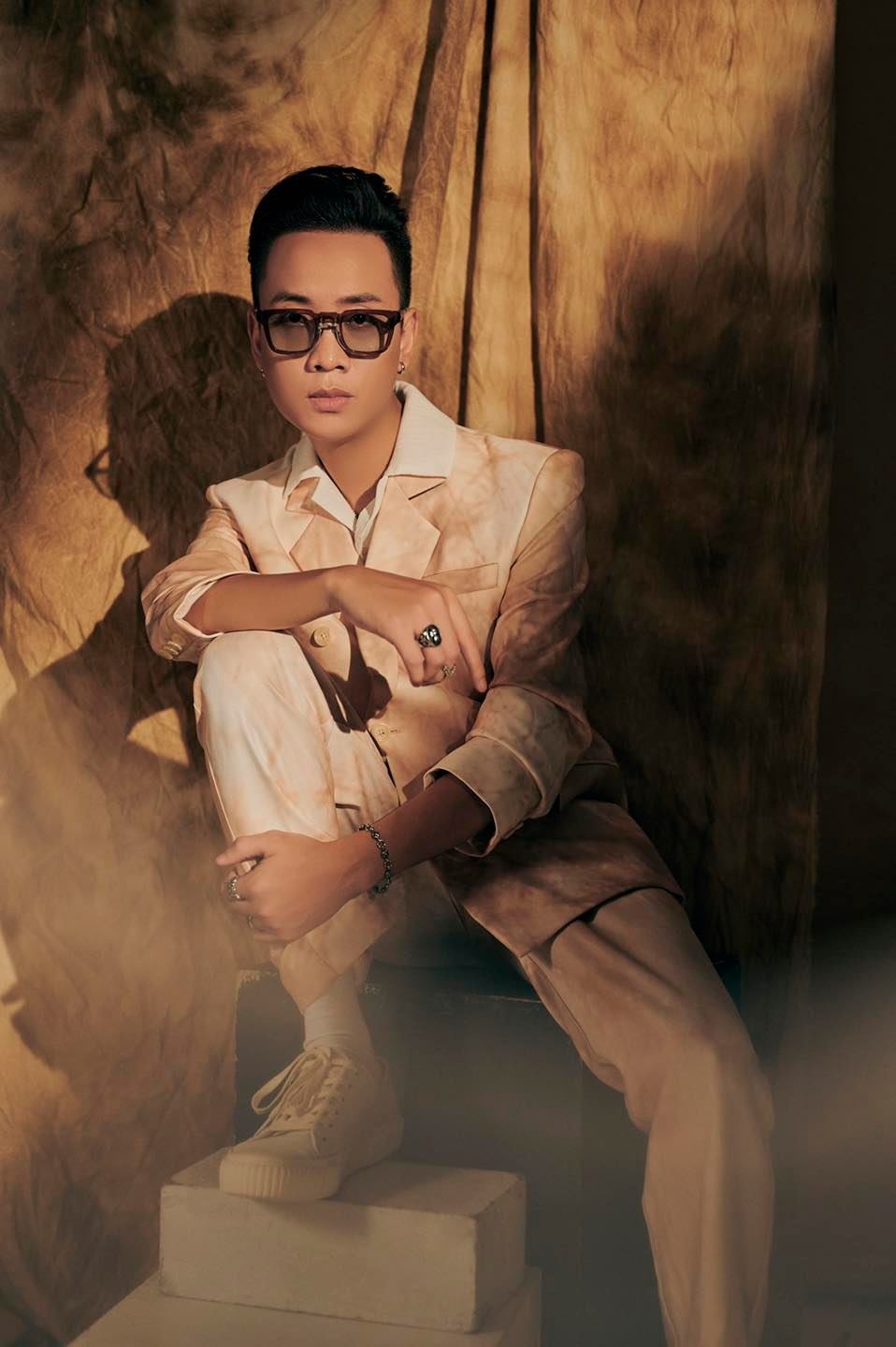 trang phuc cua justatee trong rap viet anh 2