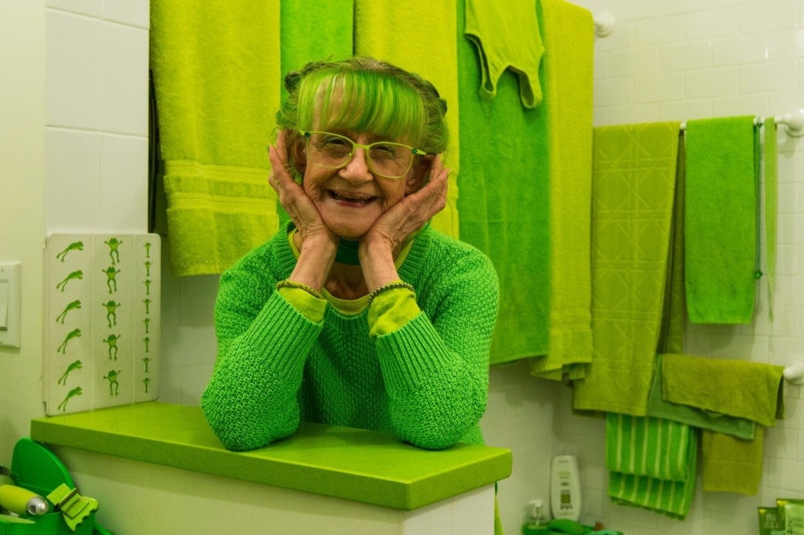 4 nguoi chi thich dien mot tong mau hinh anh