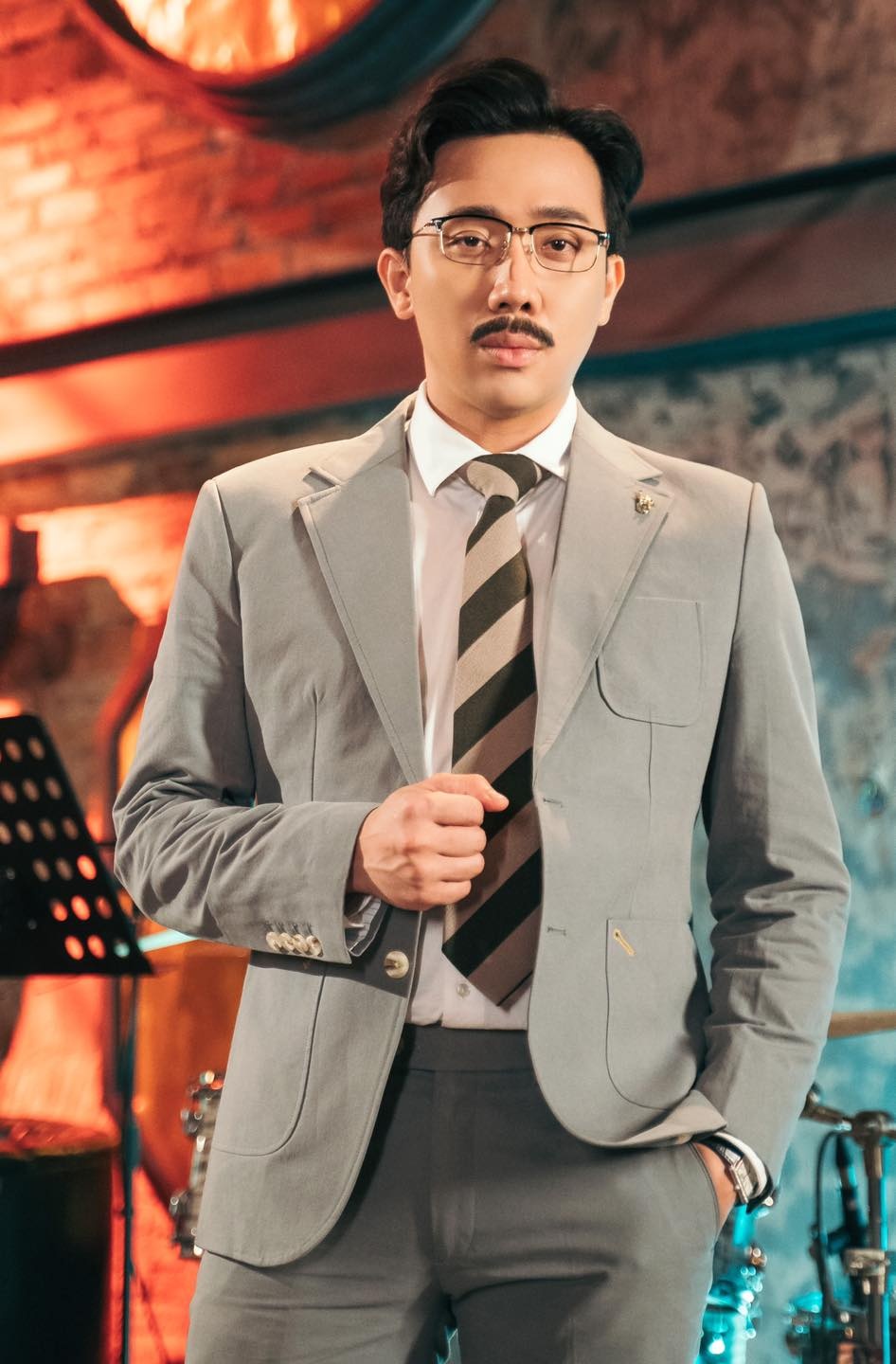 trấn thành diện suit trong rap việt ảnh 9 tran thanh dien suit trong rap viet anh 9