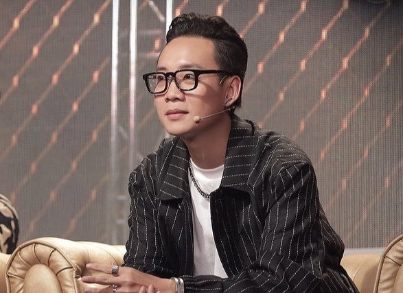 'JustaTee kha kho tinh khi chon quan ao quay Rap Viet' hinh anh