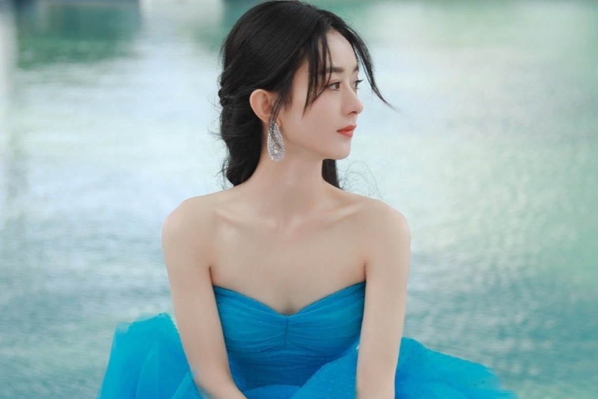 Trieu Le Dinh va dan my nhan Hoa ngu mac vay cup nguc hinh anh
