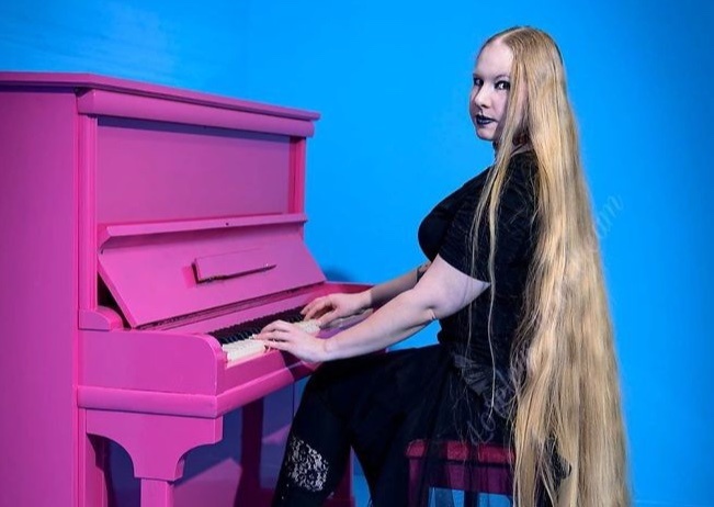 Nguoi phu nu co mai toc dai 1,79 m hinh anh