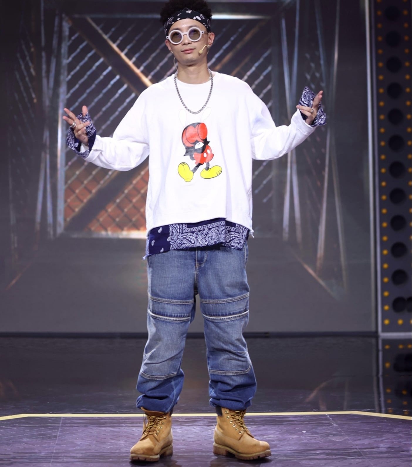 boc gia trang phuc rap viet trong tap 13 anh 1