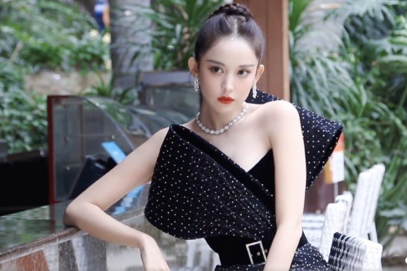 Co Luc Na Trat, Duong Mich mac vay khoe vai tran goi cam hinh anh