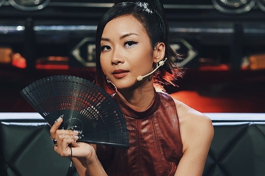Trang phuc dat do cua huan luyen vien Rap Viet o vong But pha hinh anh