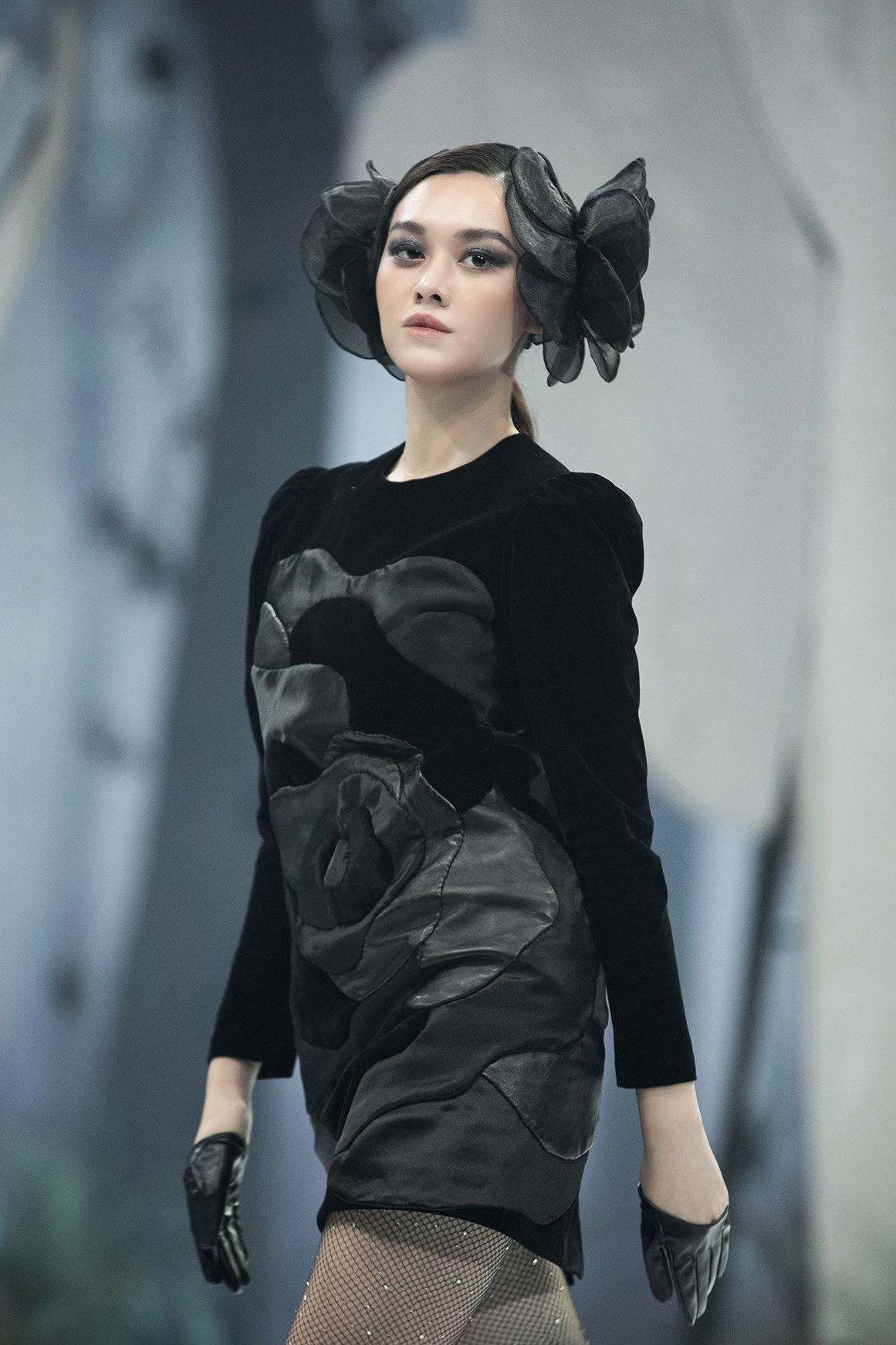 luong thuy linh o hau truong show dien anh 12