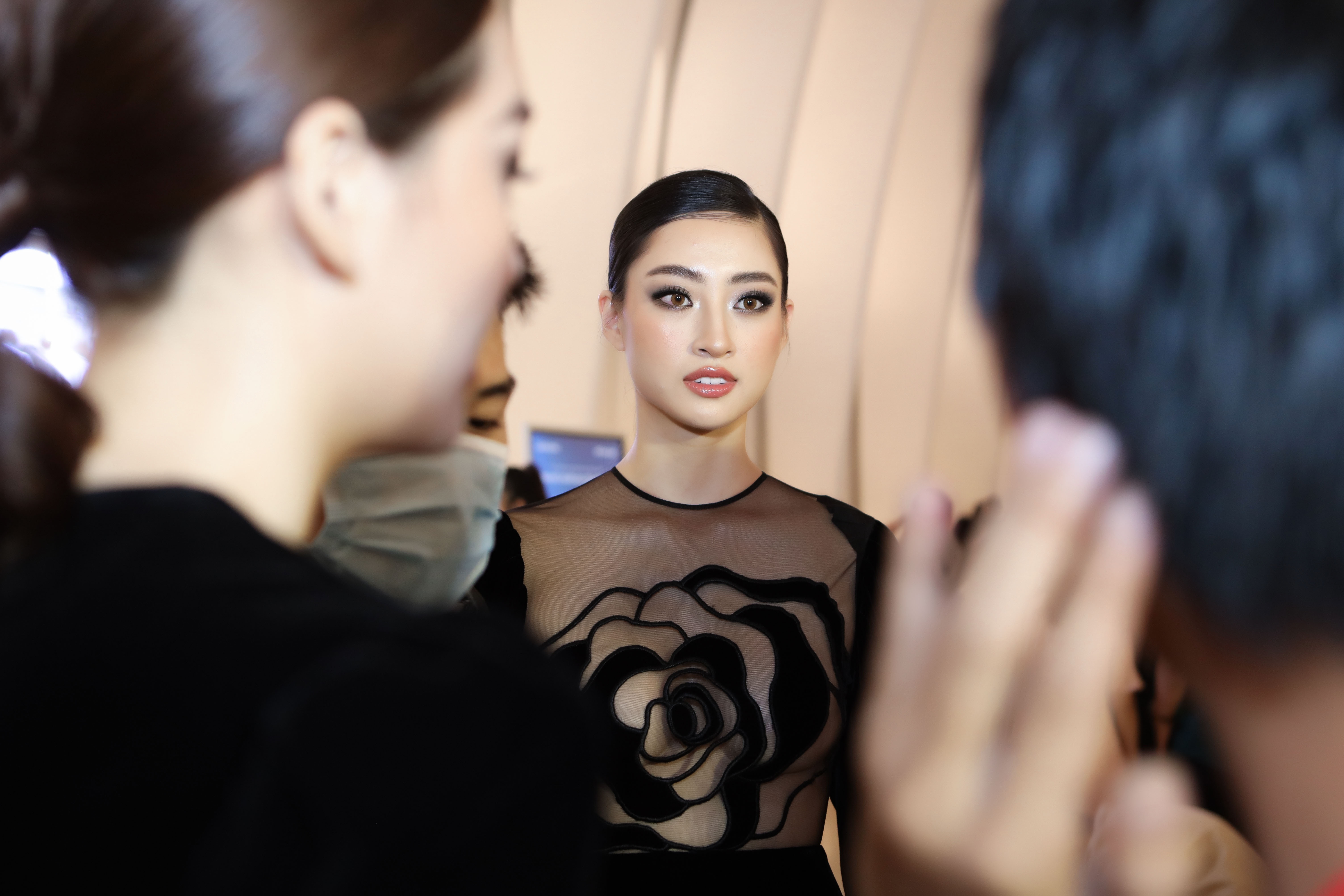 luong thuy linh o hau truong show dien anh 4