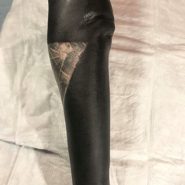 kat von d dùng mực đen che tay ảnh 2 kat von d dung muc den che tay anh 2