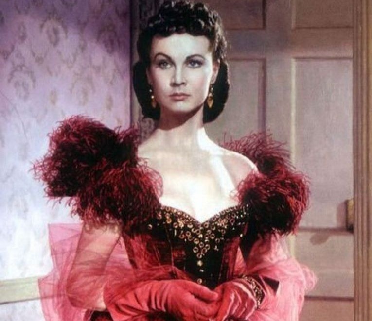 bi mat an chua trong trang phuc phim anh 1