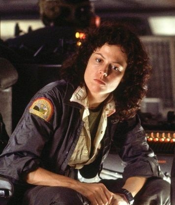 bi mat an chua trong trang phuc phim anh 7