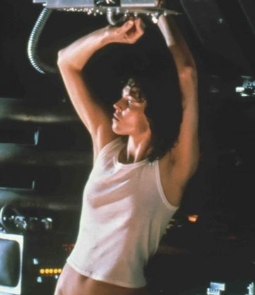 bi mat an chua trong trang phuc phim anh 8