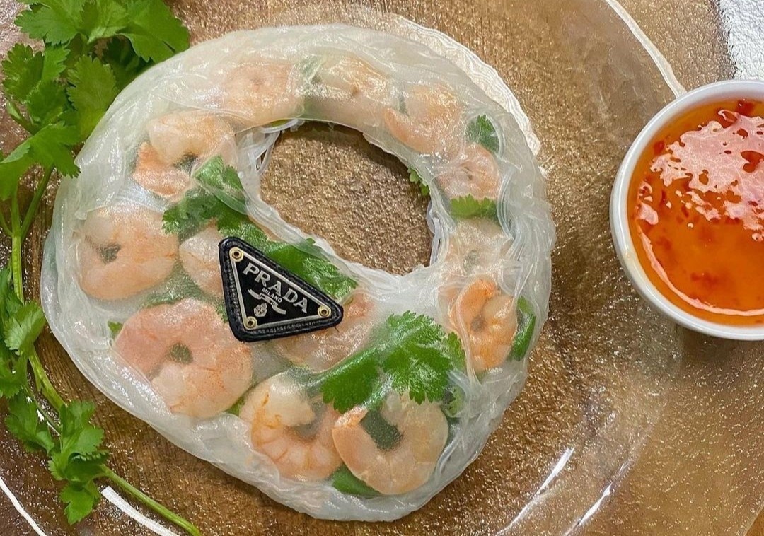 Chang trai Nhat Ban lam tui Prada bang thuc an hinh anh